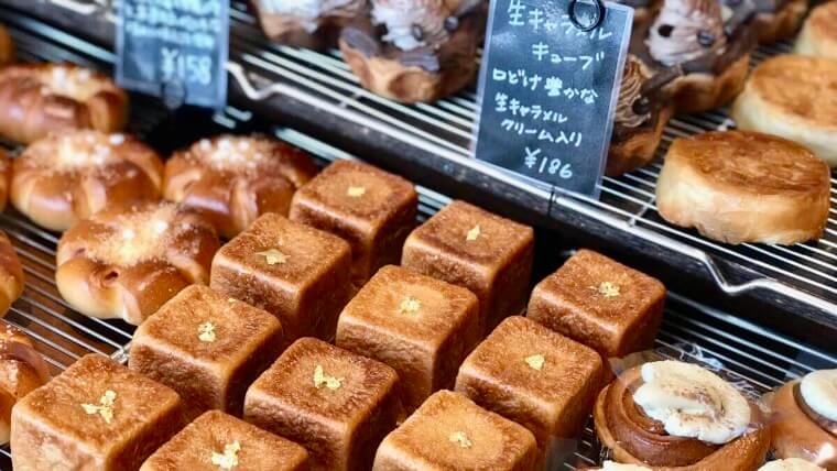 美味しそうに並べられているBNUROの焼きたてのパン