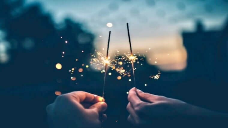 ２人で楽しむ手持ち花火