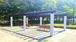 並木公園のベンチ