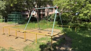 並木公園のブランコ