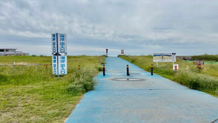 駐車場から海へと続く遊歩道