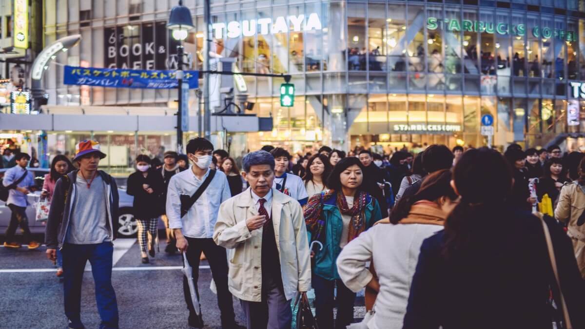 街を歩くたくさんの人