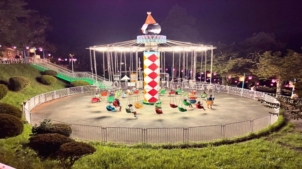 かみね遊園地の幻想的な空中ブランコ