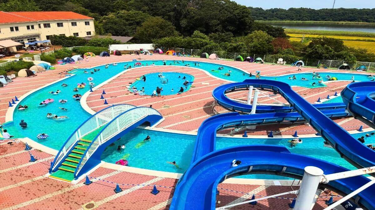 ホテルレイクサイドつくばの流れるプールの全体像